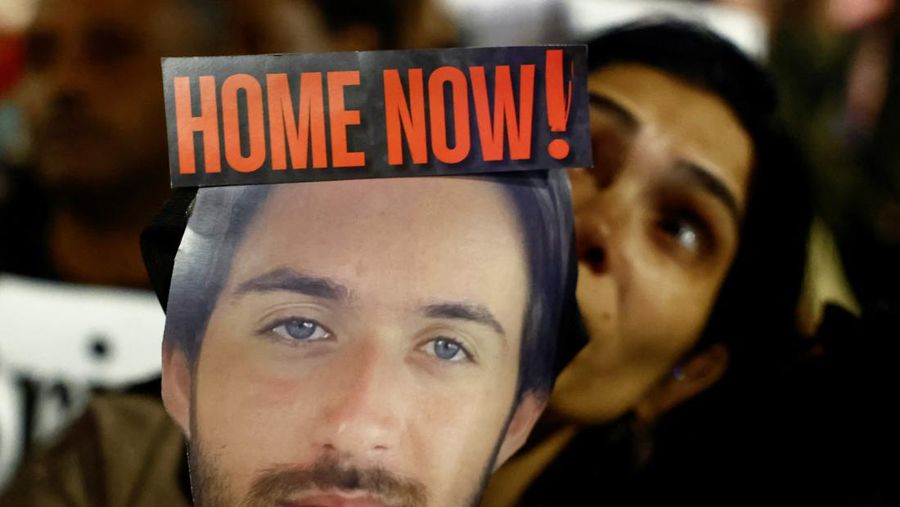 Massa menyerukan pembebasan sandera yang diculik dalam serangan mematikan 7 Oktober oleh kelompok Islam Palestina Hamas, di tengah konflik yang sedang berlangsung antara Israel dan kelompok Islam Palestina Hamas, di Tel Aviv, Israel, 9 Desember 2023. (REUTERS/Clodagh Kilcoyne)