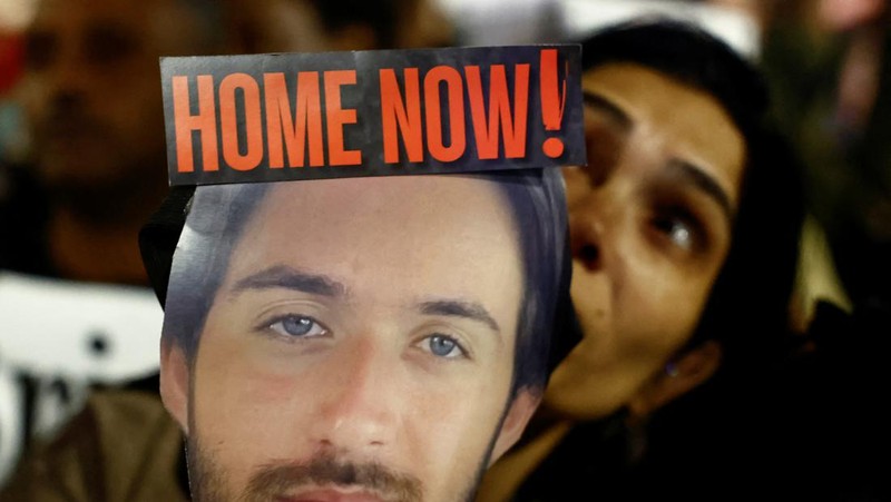 Massa menyerukan pembebasan sandera yang diculik dalam serangan mematikan 7 Oktober oleh kelompok Islam Palestina Hamas, di tengah konflik yang sedang berlangsung antara Israel dan kelompok Islam Palestina Hamas, di Tel Aviv, Israel, 9 Desember 2023. (REUTERS/Clodagh Kilcoyne)
