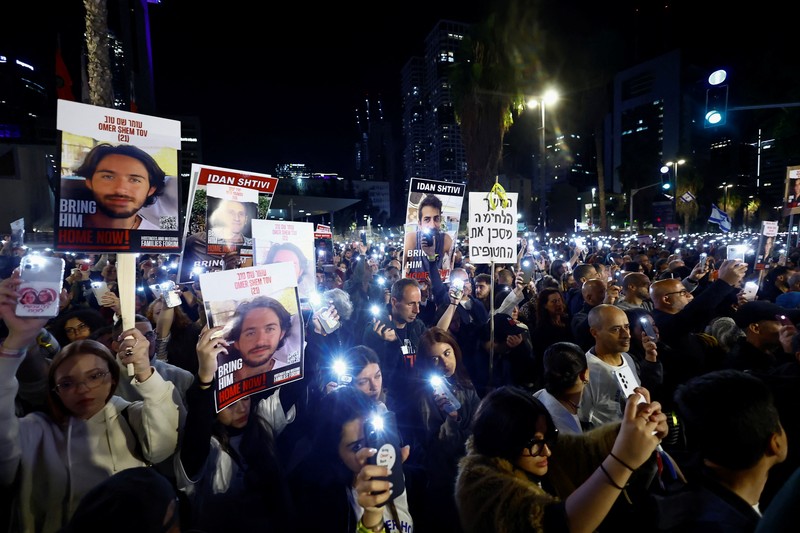 Massa menyerukan pembebasan sandera yang diculik dalam serangan mematikan 7 Oktober oleh kelompok Islam Palestina Hamas, di tengah konflik yang sedang berlangsung antara Israel dan kelompok Islam Palestina Hamas, di Tel Aviv, Israel, 9 Desember 2023. Massa menyerukan pembebasan sandera yang diculik dalam serangan mematikan 7 Oktober oleh kelompok Islam Palestina Hamas, di tengah konflik yang sedang berlangsung antara Israel dan kelompok Islam Palestina Hamas, di Tel Aviv, Israel, 9 Desember 2023. (REUTERS/Clodagh Kilcoyne)
