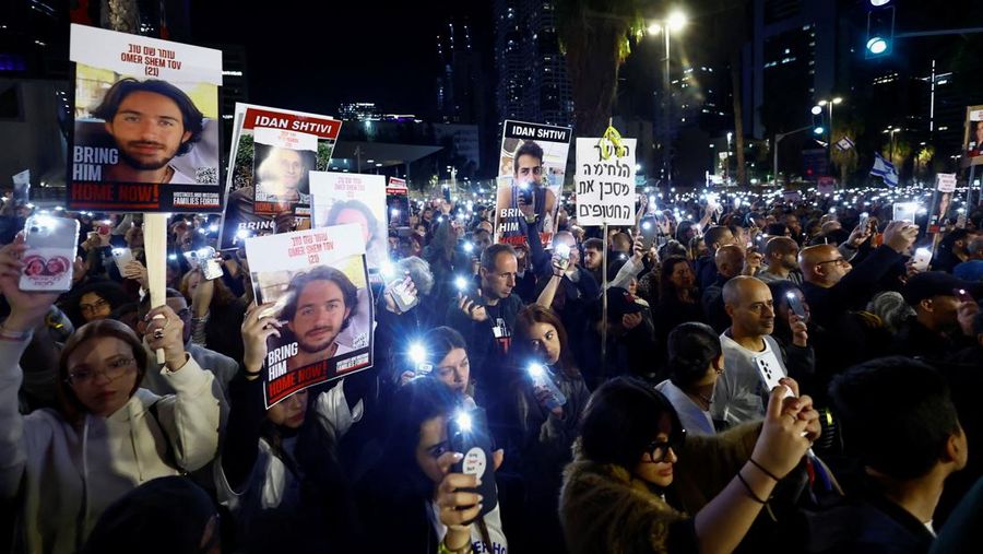 Massa menyerukan pembebasan sandera yang diculik dalam serangan mematikan 7 Oktober oleh kelompok Islam Palestina Hamas, di tengah konflik yang sedang berlangsung antara Israel dan kelompok Islam Palestina Hamas, di Tel Aviv, Israel, 9 Desember 2023. (REUTERS/Clodagh Kilcoyne)