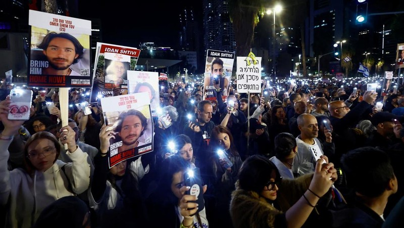 Massa menyerukan pembebasan sandera yang diculik dalam serangan mematikan 7 Oktober oleh kelompok Islam Palestina Hamas, di tengah konflik yang sedang berlangsung antara Israel dan kelompok Islam Palestina Hamas, di Tel Aviv, Israel, 9 Desember 2023. (REUTERS/Clodagh Kilcoyne)