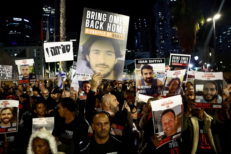 Massa menyerukan pembebasan sandera yang diculik dalam serangan mematikan 7 Oktober oleh kelompok Islam Palestina Hamas, di tengah konflik yang sedang berlangsung antara Israel dan kelompok Islam Palestina Hamas, di Tel Aviv, Israel, 9 Desember 2023. Massa menyerukan pembebasan sandera yang diculik dalam serangan mematikan 7 Oktober oleh kelompok Islam Palestina Hamas, di tengah konflik yang sedang berlangsung antara Israel dan kelompok Islam Palestina Hamas, di Tel Aviv, Israel, 9 Desember 2023. (REUTERS/Clodagh Kilcoyne)