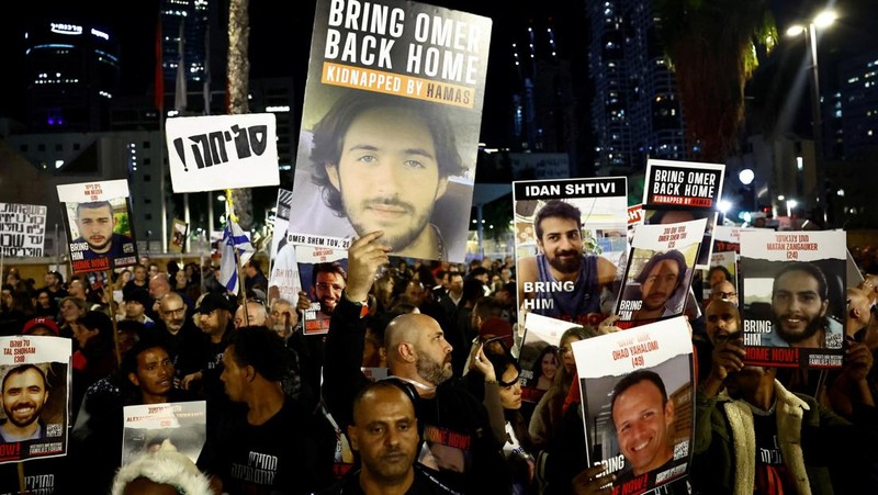Massa menyerukan pembebasan sandera yang diculik dalam serangan mematikan 7 Oktober oleh kelompok Islam Palestina Hamas, di tengah konflik yang sedang berlangsung antara Israel dan kelompok Islam Palestina Hamas, di Tel Aviv, Israel, 9 Desember 2023. (REUTERS/Clodagh Kilcoyne)