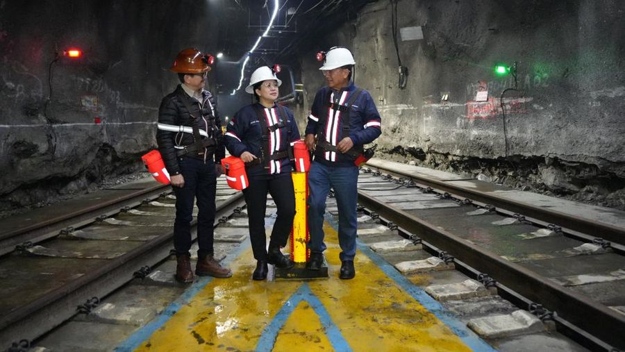 Menteri ESDM Arifin Tasrif dan Ketua DPR RI Puan Maharani mengunjungi area operasi PT Freeport Indonesia di Tembagapura, Kabupaten Mimika, Papua Tengah, 10 Desember 2023. (Dok. PT Freeport Indonesia)
