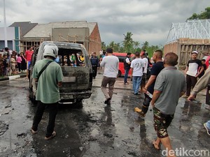 Mobil Carry Hangus Terbakar Usai Isi Bensin di Cianjur
