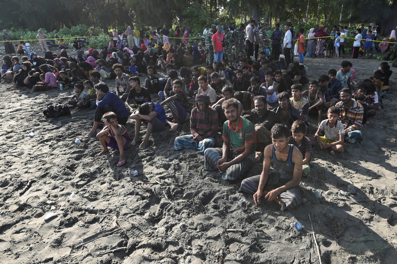 Warga memeriksa perahu kayu yang membawa Muslim Rohingya, setelah mendarat di Blang Ulam, provinsi Aceh, Indonesia, 10 Desember 2023. Warga memeriksa perahu kayu yang membawa Muslim Rohingya, setelah mendarat di Blang Ulam, provinsi Aceh, Indonesia, 10 Desember 2023. (REUTERS/Riska Munawarah) TPX IMAGES OF THE DAY