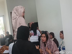 Nisya Ahmad Datangi Rumah Duka Mertua Syahnaz Sadiqah, Peluk Keluarga Jeje