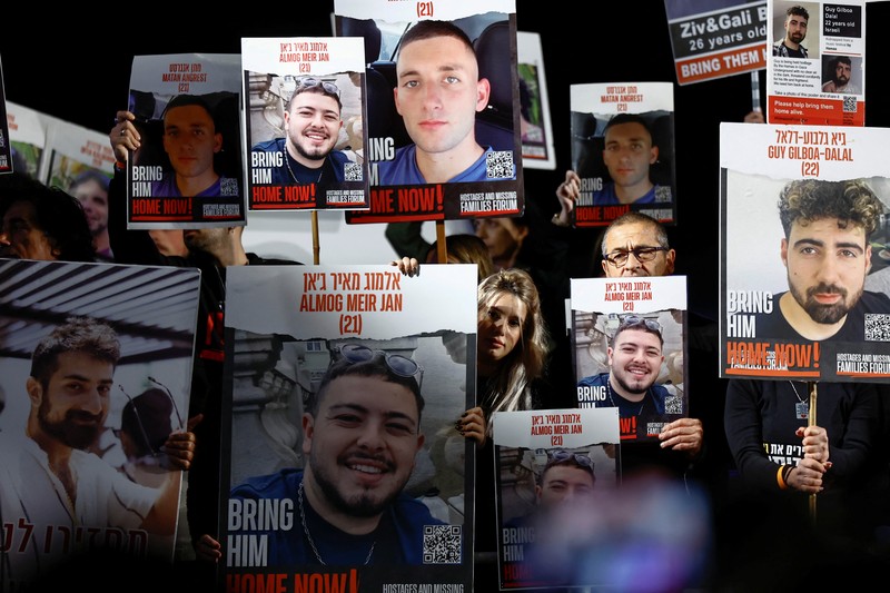 Massa menyerukan pembebasan sandera yang diculik dalam serangan mematikan 7 Oktober oleh kelompok Islam Palestina Hamas, di tengah konflik yang sedang berlangsung antara Israel dan kelompok Islam Palestina Hamas, di Tel Aviv, Israel, 9 Desember 2023. Massa menyerukan pembebasan sandera yang diculik dalam serangan mematikan 7 Oktober oleh kelompok Islam Palestina Hamas, di tengah konflik yang sedang berlangsung antara Israel dan kelompok Islam Palestina Hamas, di Tel Aviv, Israel, 9 Desember 2023. (REUTERS/Clodagh Kilcoyne)