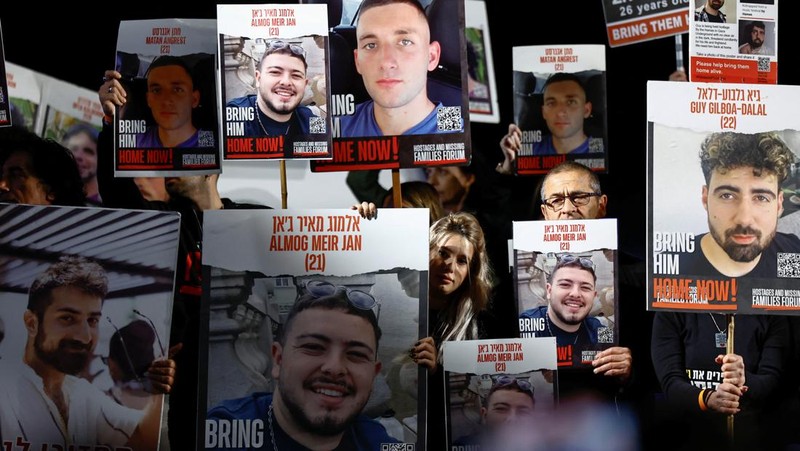 Massa menyerukan pembebasan sandera yang diculik dalam serangan mematikan 7 Oktober oleh kelompok Islam Palestina Hamas, di tengah konflik yang sedang berlangsung antara Israel dan kelompok Islam Palestina Hamas, di Tel Aviv, Israel, 9 Desember 2023. (REUTERS/Clodagh Kilcoyne)