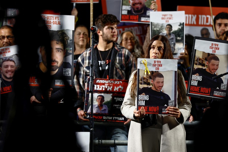 Massa menyerukan pembebasan sandera yang diculik dalam serangan mematikan 7 Oktober oleh kelompok Islam Palestina Hamas, di tengah konflik yang sedang berlangsung antara Israel dan kelompok Islam Palestina Hamas, di Tel Aviv, Israel, 9 Desember 2023. Massa menyerukan pembebasan sandera yang diculik dalam serangan mematikan 7 Oktober oleh kelompok Islam Palestina Hamas, di tengah konflik yang sedang berlangsung antara Israel dan kelompok Islam Palestina Hamas, di Tel Aviv, Israel, 9 Desember 2023. (REUTERS/Clodagh Kilcoyne)