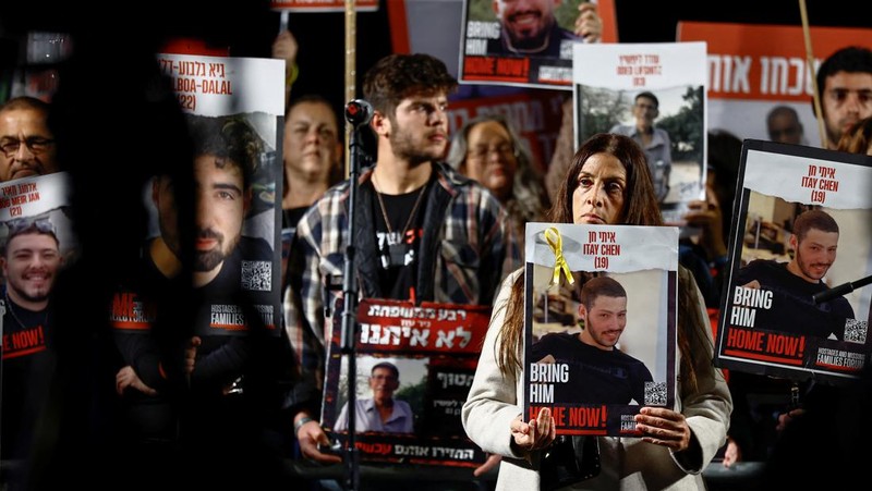 Massa menyerukan pembebasan sandera yang diculik dalam serangan mematikan 7 Oktober oleh kelompok Islam Palestina Hamas, di tengah konflik yang sedang berlangsung antara Israel dan kelompok Islam Palestina Hamas, di Tel Aviv, Israel, 9 Desember 2023. (REUTERS/Clodagh Kilcoyne)