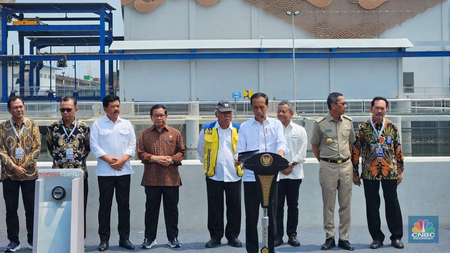 Presiden Joko Widodo (Jokowi) telah meresmikan Stasiun Pompa Air Sentiong di Ancol, Jakarta Utara, Senin (11/12/2023). Dari penyelesaian fasilitas ini diproyeksikan banjir di Jakara berkurang 62%. (CNBC Indonesia/Emir Yanwardhana)
