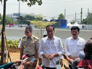 Senyum Jokowi Respons Klaim Zulhas Pak Jokowi Partainya PAN