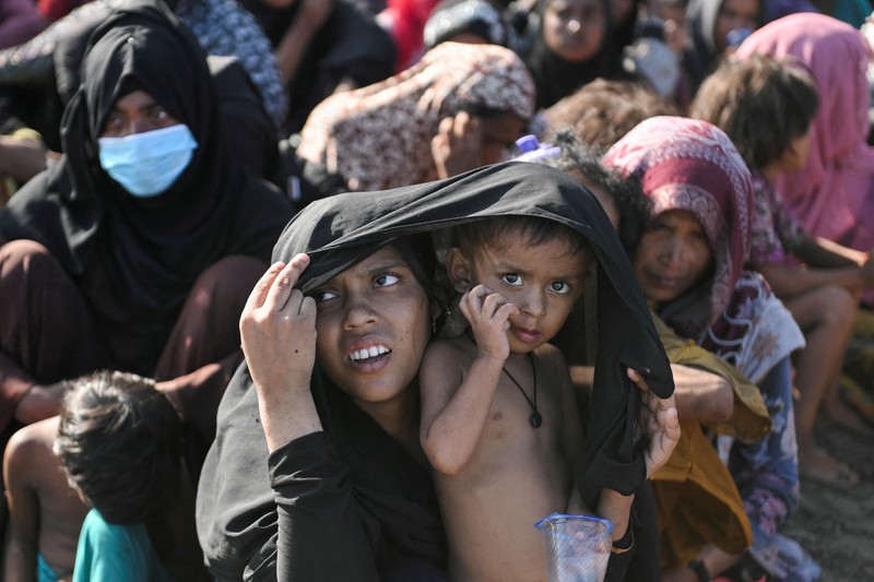 Warga memeriksa perahu kayu yang membawa Muslim Rohingya, setelah mendarat di Blang Ulam, provinsi Aceh, Indonesia, 10 Desember 2023. Warga memeriksa perahu kayu yang membawa Muslim Rohingya, setelah mendarat di Blang Ulam, provinsi Aceh, Indonesia, 10 Desember 2023. (REUTERS/Riska Munawarah) TPX IMAGES OF THE DAY
