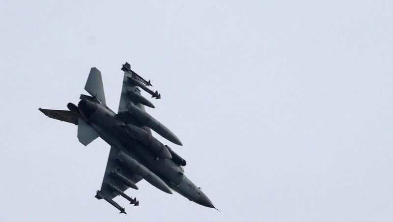Tentara Israel beroperasi dengan tank di distrik Shajaiya kota Gaza di tengah konflik yang sedang berlangsung antara Israel dan kelompok Islam Palestina Hamas, di Jalur Gaza 8 Desember 2023. (REUTERS/Yossi Zeliger)