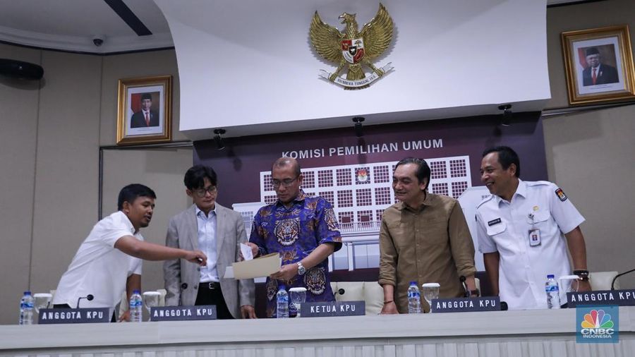 Sejumlah pekerja menyelesaikan dekorasi untuk kegiatan debat Calon Presiden (Capres) di halaman kantor Komisi Pemilihan Umum (KPU) RI, Jakarta, Senin (11/12/2023). (CNBC Indonesia/Faisal Rahman)