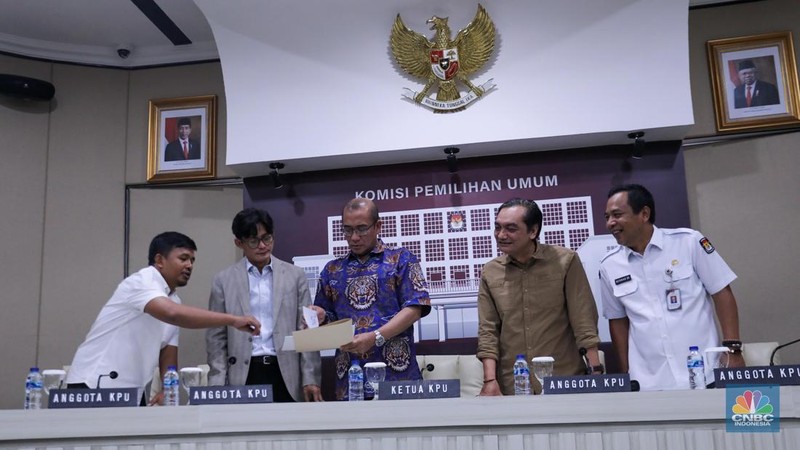 Sejumlah pekerja menyelesaikan dekorasi untuk kegiatan debat Calon Presiden (Capres) di halaman kantor Komisi Pemilihan Umum (KPU) RI, Jakarta, Senin (11/12/2023). (CNBC Indonesia/Faisal Rahman)