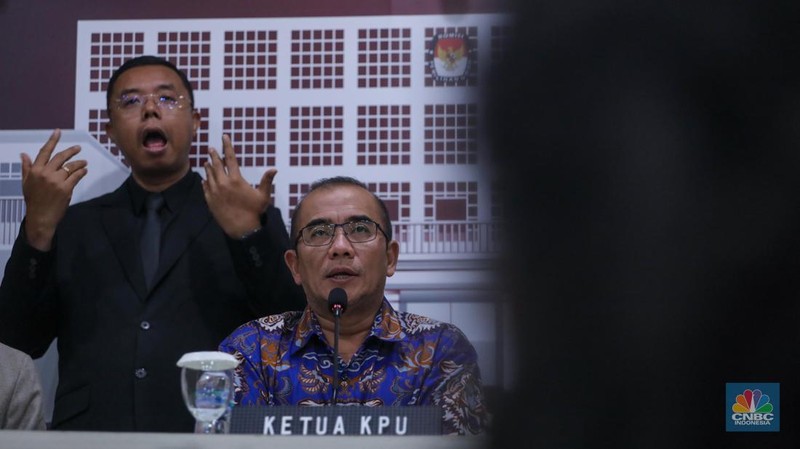 Sejumlah pekerja menyelesaikan dekorasi untuk kegiatan debat Calon Presiden (Capres) di halaman kantor Komisi Pemilihan Umum (KPU) RI, Jakarta, Senin (11/12/2023). (CNBC Indonesia/Faisal Rahman)