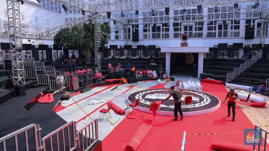 Sejumlah pekerja menyelesaikan dekorasi untuk kegiatan debat Calon Presiden (Capres) di halaman kantor Komisi Pemilihan Umum (KPU) RI, Jakarta, Senin (11/12/2023). (CNBC Indonesia/Faisal Rahman)
