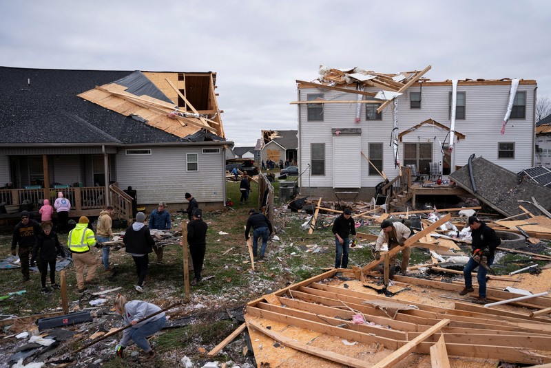 Sejumlah warga membersihkan rerentuhan puing setelah badai Tornado menghantam Tennessee, Amerika Serikat yang menyebabkan sebagian wilayah mengalami mati listrik dan kerusakan parah. (REUTERS/Seth Herald) Sejumlah warga membersihkan rerentuhan puing setelah badai Tornado menghantam Tennessee, Amerika Serikat yang menyebabkan sebagian wilayah mengalami mati listrik dan kerusakan parah. (REUTERS/Seth Herald)