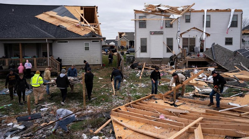 Sejumlah warga membersihkan rerentuhan puing setelah badai Tornado menghantam Tennessee, Amerika Serikat yang menyebabkan sebagian wilayah mengalami mati listrik dan kerusakan parah. (REUTERS/Seth Herald)