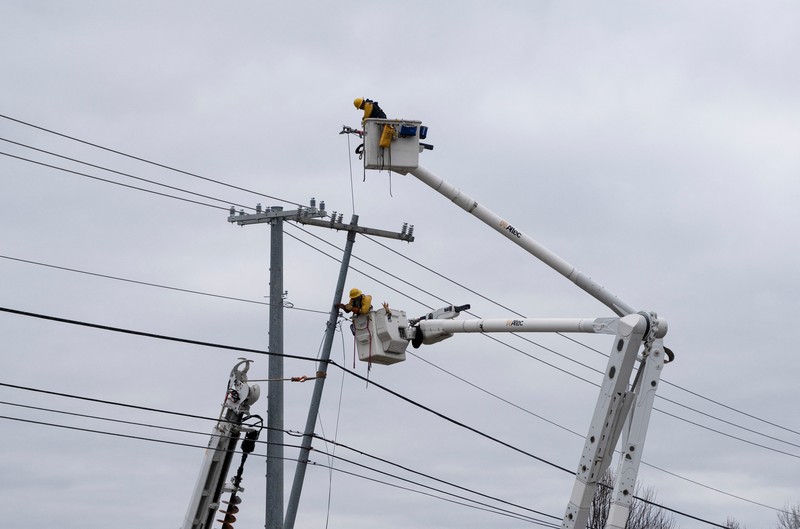 Sejumlah warga membersihkan rerentuhan puing setelah badai Tornado menghantam Tennessee, Amerika Serikat yang menyebabkan sebagian wilayah mengalami mati listrik dan kerusakan parah. (REUTERS/Seth Herald)