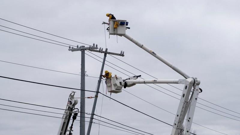 Sejumlah warga membersihkan rerentuhan puing setelah badai Tornado menghantam Tennessee, Amerika Serikat yang menyebabkan sebagian wilayah mengalami mati listrik dan kerusakan parah. (REUTERS/Seth Herald)
