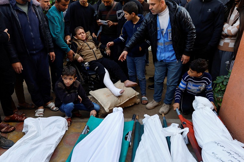 Tentara Israel beroperasi dengan tank di distrik Shajaiya kota Gaza di tengah konflik yang sedang berlangsung antara Israel dan kelompok Islam Palestina Hamas, di Jalur Gaza 8 Desember 2023. (REUTERS/Yossi Zeliger)