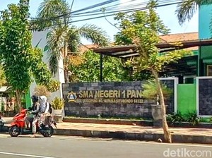 SMA Situbondo Bakal Sanksi Siswa yang Viral Pukulkan Helm ke Teman Cewek