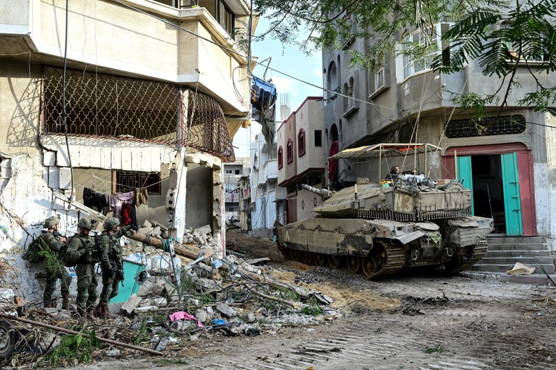 Tentara Israel beroperasi dengan tank di distrik Shajaiya kota Gaza di tengah konflik yang sedang berlangsung antara Israel dan kelompok Islam Palestina Hamas, di Jalur Gaza 8 Desember 2023. Tentara Israel beroperasi dengan tank di distrik Shajaiya kota Gaza di tengah konflik yang sedang berlangsung antara Israel dan kelompok Islam Palestina Hamas, di Jalur Gaza 8 Desember 2023. (REUTERS/Yossi Zeliger)