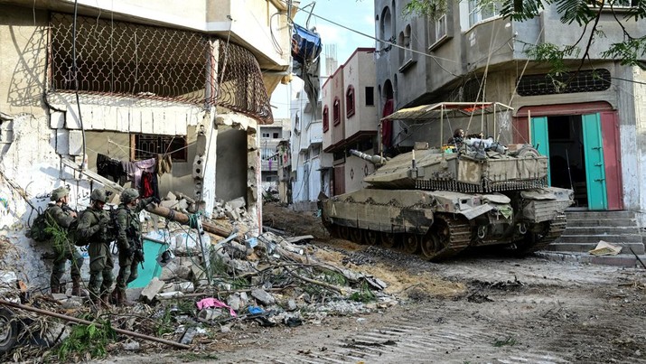 Tentara Israel beroperasi dengan tank di distrik Shajaiya kota Gaza di tengah konflik yang sedang berlangsung antara Israel dan kelompok Islam Palestina Hamas, di Jalur Gaza 8 Desember 2023. (REUTERS/Yossi Zeliger)