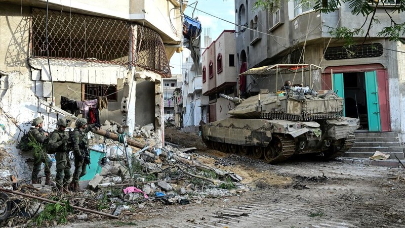 Tentara Israel beroperasi dengan tank di distrik Shajaiya kota Gaza di tengah konflik yang sedang berlangsung antara Israel dan kelompok Islam Palestina Hamas, di Jalur Gaza 8 Desember 2023. (REUTERS/Yossi Zeliger)