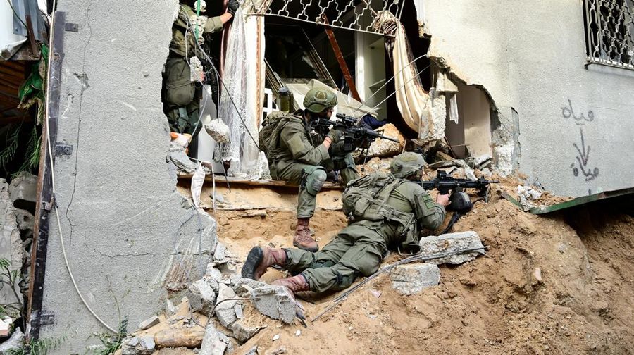 Tentara Israel beroperasi di distrik Shajaiya kota Gaza di tengah konflik yang sedang berlangsung antara Israel dan kelompok Islam Palestina Hamas, di Jalur Gaza 8 Desember 2023. (REUTERS/Yossi Zeliger)