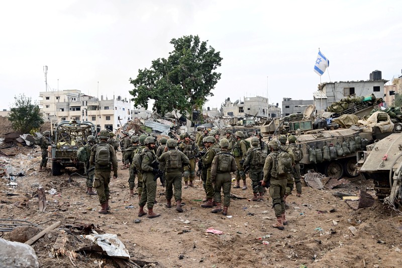 Tentara Israel beroperasi dengan tank di distrik Shajaiya kota Gaza di tengah konflik yang sedang berlangsung antara Israel dan kelompok Islam Palestina Hamas, di Jalur Gaza 8 Desember 2023. (REUTERS/Yossi Zeliger)
