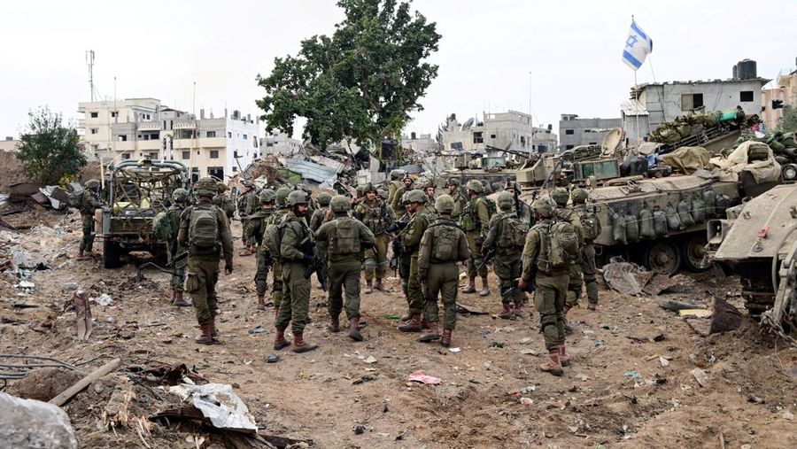 Tentara Israel beroperasi di distrik Shajaiya kota Gaza di tengah konflik yang sedang berlangsung antara Israel dan kelompok Islam Palestina Hamas, di Jalur Gaza 8 Desember 2023. (REUTERS/Yossi Zeliger)
