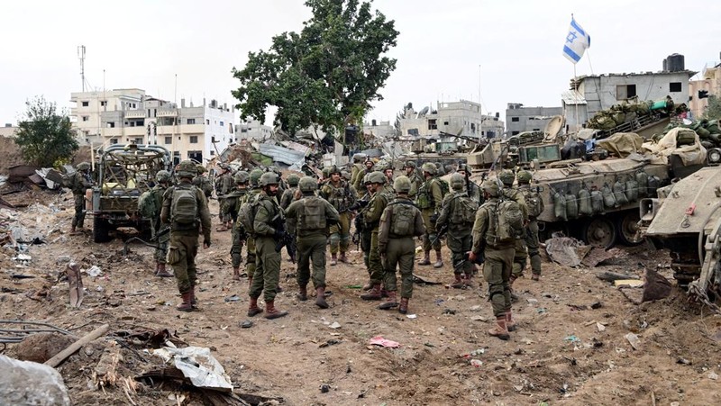 Tentara Israel beroperasi dengan tank di distrik Shajaiya kota Gaza di tengah konflik yang sedang berlangsung antara Israel dan kelompok Islam Palestina Hamas, di Jalur Gaza 8 Desember 2023. (REUTERS/Yossi Zeliger)