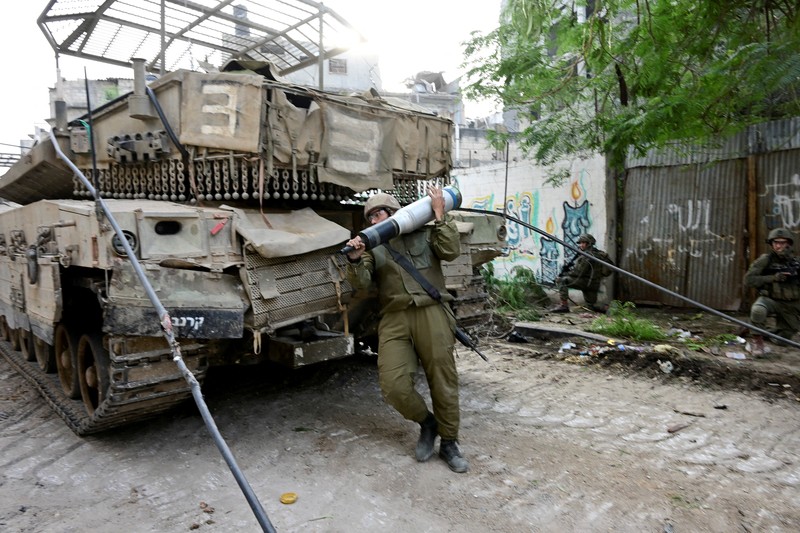 Tentara Israel beroperasi dengan tank di distrik Shajaiya kota Gaza di tengah konflik yang sedang berlangsung antara Israel dan kelompok Islam Palestina Hamas, di Jalur Gaza 8 Desember 2023. Tentara Israel beroperasi dengan tank di distrik Shajaiya kota Gaza di tengah konflik yang sedang berlangsung antara Israel dan kelompok Islam Palestina Hamas, di Jalur Gaza 8 Desember 2023. (REUTERS/Yossi Zeliger)