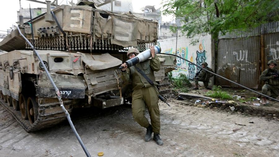 Tentara Israel beroperasi dengan tank di distrik Shajaiya kota Gaza di tengah konflik yang sedang berlangsung antara Israel dan kelompok Islam Palestina Hamas, di Jalur Gaza 8 Desember 2023. (REUTERS/Yossi Zeliger)