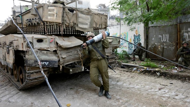 Tentara Israel beroperasi dengan tank di distrik Shajaiya kota Gaza di tengah konflik yang sedang berlangsung antara Israel dan kelompok Islam Palestina Hamas, di Jalur Gaza 8 Desember 2023. (REUTERS/Yossi Zeliger)