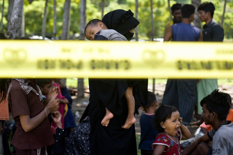 Warga memeriksa perahu kayu yang membawa Muslim Rohingya, setelah mendarat di Blang Ulam, provinsi Aceh, Indonesia, 10 Desember 2023. Warga memeriksa perahu kayu yang membawa Muslim Rohingya, setelah mendarat di Blang Ulam, provinsi Aceh, Indonesia, 10 Desember 2023. (REUTERS/Riska Munawarah) TPX IMAGES OF THE DAY