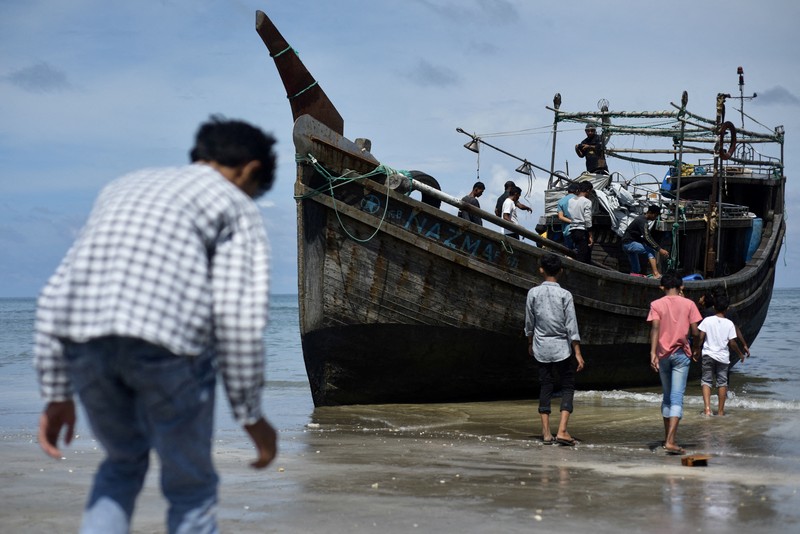 Warga memeriksa perahu kayu yang membawa Muslim Rohingya, setelah mendarat di Blang Ulam, provinsi Aceh, Indonesia, 10 Desember 2023. Warga memeriksa perahu kayu yang membawa Muslim Rohingya, setelah mendarat di Blang Ulam, provinsi Aceh, Indonesia, 10 Desember 2023. (REUTERS/Riska Munawarah) TPX IMAGES OF THE DAY