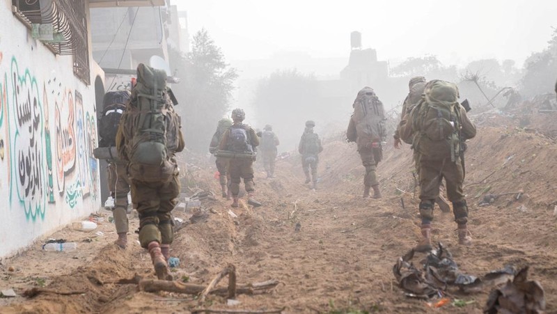 Asap mengepul di Gaza, di tengah konflik yang sedang berlangsung antara Israel dan kelompok Islam Palestina Hamas, terlihat dari Israel selatan, 12 Desember 2023. (REUTERS/Clodagh Kilcoyne)
