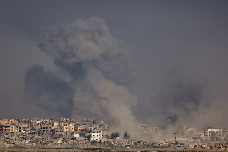 Asap mengepul di Gaza, di tengah konflik yang sedang berlangsung antara Israel dan kelompok Islam Palestina Hamas, terlihat dari Israel selatan, 12 Desember 2023. Asap mengepul di Gaza, di tengah konflik yang sedang berlangsung antara Israel dan kelompok Islam Palestina Hamas, terlihat dari Israel selatan, 12 Desember 2023. (REUTERS/Clodagh Kilcoyne)