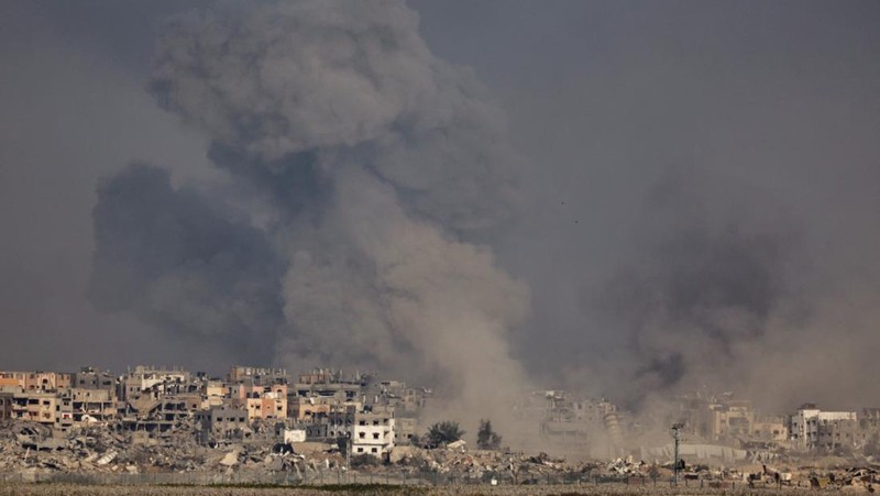 Asap mengepul di Gaza, di tengah konflik yang sedang berlangsung antara Israel dan kelompok Islam Palestina Hamas, terlihat dari Israel selatan, 12 Desember 2023. (REUTERS/Clodagh Kilcoyne)