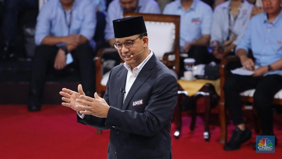 Calon Presiden (Capres), Anies Baswedan dalam Debat Pertama Capres 2024 di Kantor KPU RI, Jakarta, Selasa (12/12/2023). (CNBC Indonesia/Faisal Rahman)
