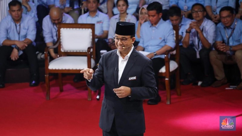 Former Jakarta Governor and presidential candidate Anies Baswedan gestures during a televised debate at the election commission headquarters in Jakarta, Indonesia, December 12, 2023. REUTERS/Ajeng Dinar Ulfiana