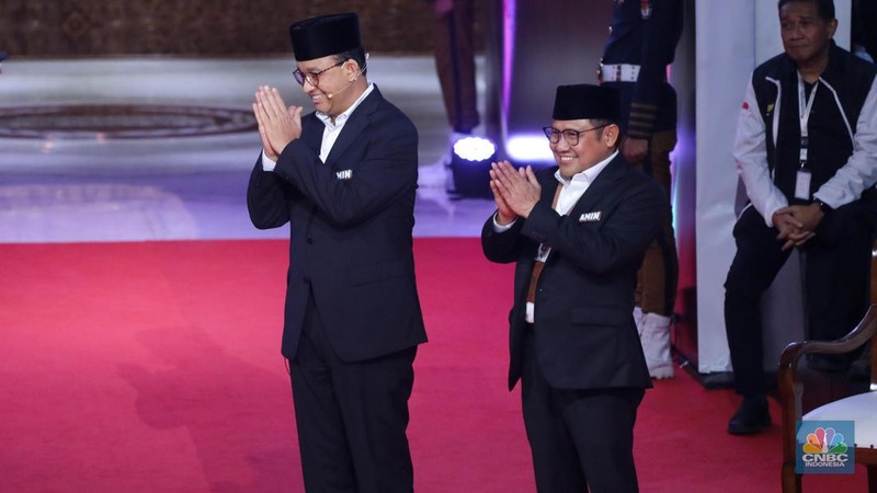 Calon Presiden (Capres), Anies Baswedan dan Muhaimin Iskandar saat memasuki area Debat Pertama Capres 2024 di Kantor KPU RI, Jakarta, Selasa (12/12/2023). (CNBC Indonesia/Faisal Rahman)