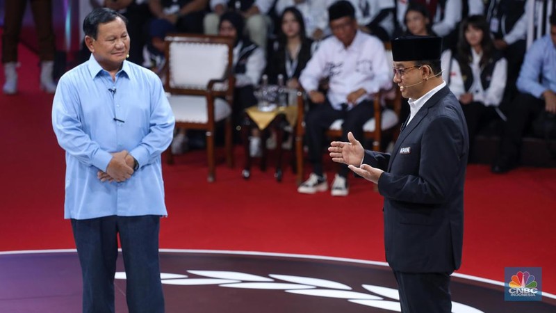 Calon Presiden (Capres) Anies Baswedan, Prabowo Subianto, dan Ganjar Pranowo saat debat Capres 2024 di Kantor KPU RI, Jakarta, Selasa (12/12/2023). (CNBC Indonesia/Faisal Rahman)