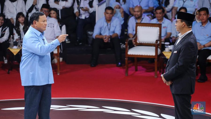 Calon Presiden (Capres), Anies Baswedan dan Muhaimin Iskandar saat memasuki area Debat Pertama Capres 2024 di Kantor KPU RI, Jakarta, Selasa (12/12/2023). (CNBC Indonesia/Faisal Rahman)