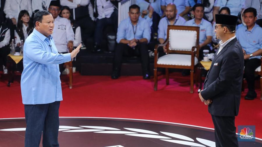 Calon Presiden (Capres) Anies Baswedan dan Prabowo Subianto saat debat Capres 2024 di Kantor KPU RI, Jakarta, Selasa (12/12/2023). (CNBC Indonesia/Faisal Rahman)